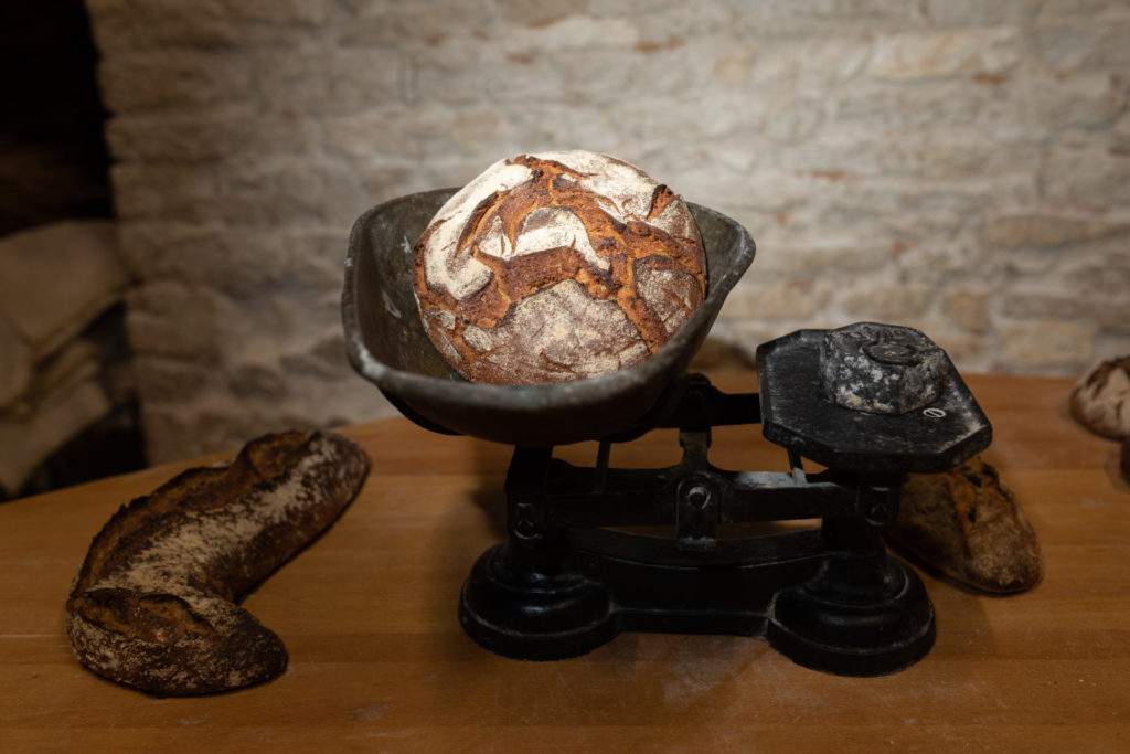 miches de pain bio dans une balance